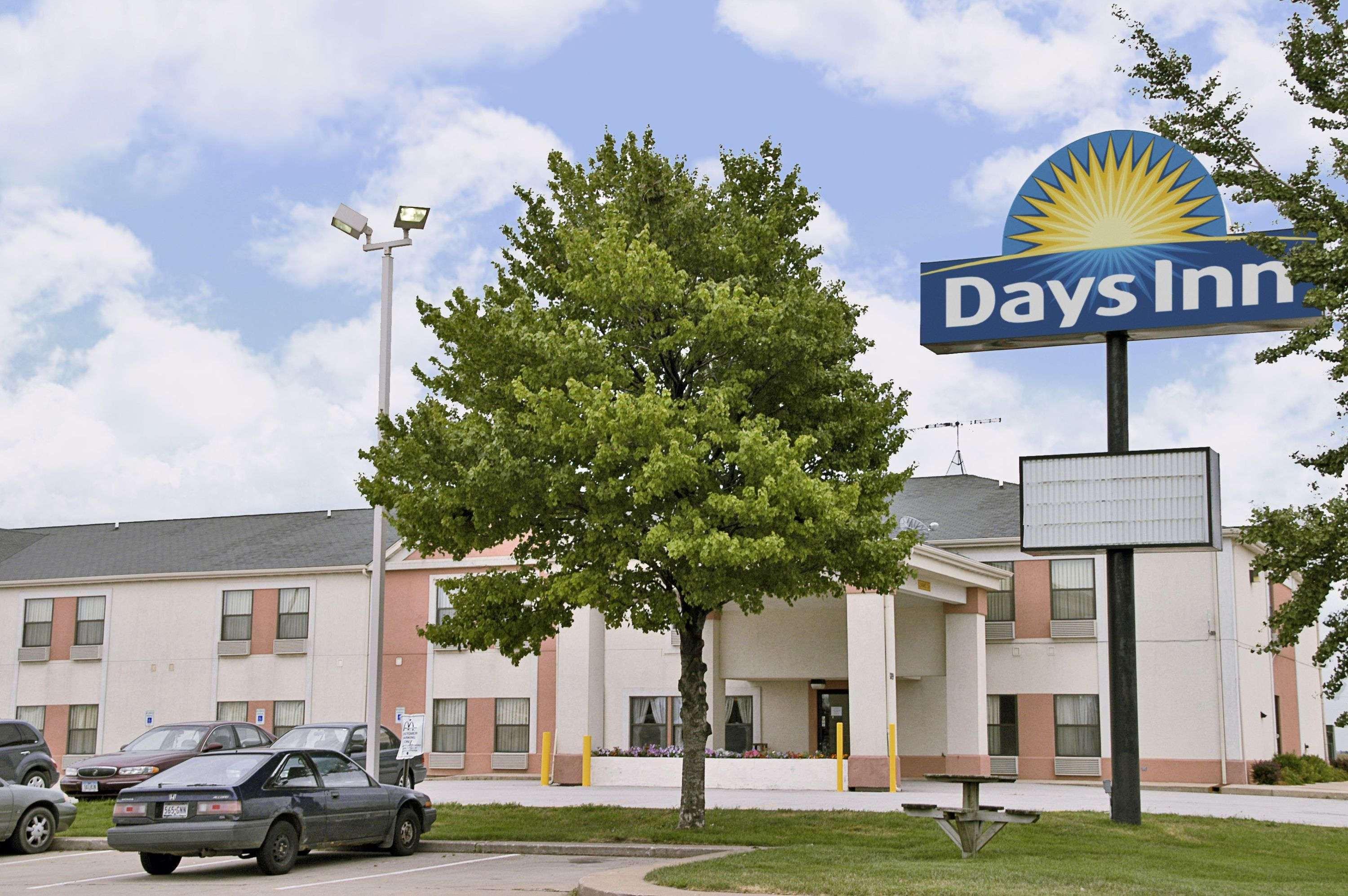 Days Inn By Wyndham Walcott Davenport Esterno foto